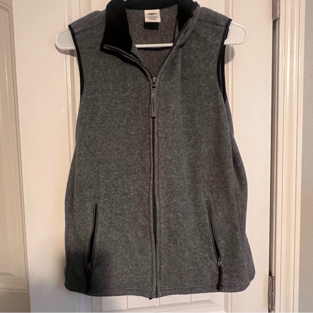 🍒  Old Navy Charcoal Fleece Vest (Free with another purchase) - Picture 3 of 8